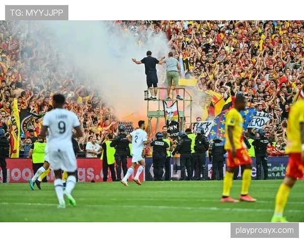 法国国家德比引爆热议：巴黎圣日耳曼迎战马赛点燃球迷激情