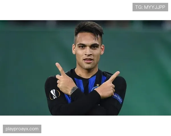 本泽马与劳塔罗·马丁内斯对比分析：全能中锋与机会主义者的角色差异