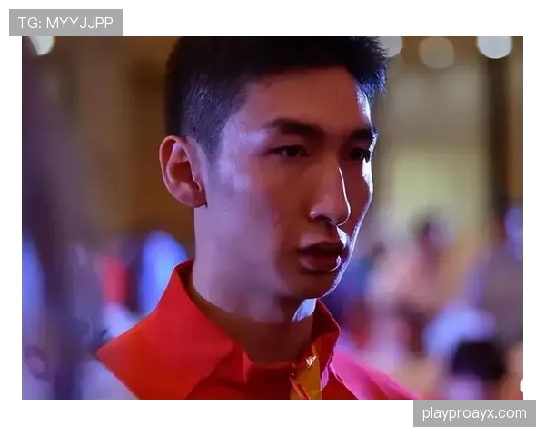 武大靖穿西装比平时帅多了，完全不像冰场上那个疯子嘛！